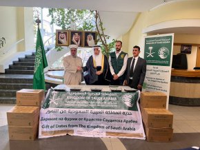 Посланикът на Пазителя на Двете светини в Република България, Н.Пр. Халид Факих връчи на главния мюфтия на Република България, д-р Мустафа Хаджи дарението на Пазителя на Двете светини, крал Салман бин Абдулазиз Ал Сауд, представляващо 25 тона фурми, на церемония, която се проведе днес следобед в централата на посолството в София. 