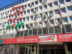 
Както 19 минути прогнозира още миналата седмица, а Корнелия Нинова нарече това „фалшива новина”, председателката на НС на БСП подгони от сградата на Позитано 20 вестник Земя, за да настани там техниката на спряната този вторник фалирала партийна телевизия БСТВ