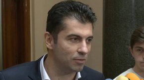 Сега е време за тяхната отговорност - решение, което или ще придвижи държава напред или ще се върнем в тъмните години на корупцията и евразийско управление", настоя той.  