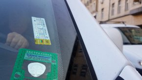 Да отпаднат всички стикери от предното стъкло на автомобилите