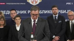 
В следващите 6 месеца ще приемем 1200 нови полицаи, като ще прехвърлим още хиляда полицаи да стоят в училищата. За да са сигурни родителите, до охраната ще стои полицай почти винаги в училището, каза президентът, като посочи, че това трябва да се изпълни изцяло в срок от една година.