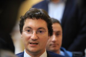  Напомняме, че в ИК участваха такива лица, като Влади Въргала, който си каза, че “няма политическа грамотност" или пък осъденият и лежал в затвора за трафик на жени чалга-певец Кондьо, а също треньорка, биеща възпитаничките си.