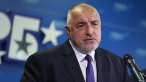 “Големият риск от нови избори е от още по -малка избирателна активност. Рискуваме бюджета и много важните закони да не бъдат приети. Това значи България да загуби инерцията на това, което е постигнала до момента, да загубим не просто пари, а възможност за ускоряване на реформите за модернизация на страната”, предупреди Радев