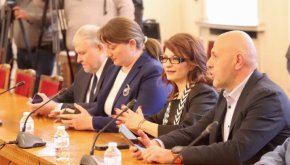 
„Господин Денков, който е кандидатурата на „Продължаваме промяната“ и „Демократична България“ за премиер не е лидер, а е някакъв човек, който уведомява само за намеренията на лидерите“.
