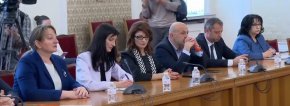 
Повтори, че екипът ще бъде обединен около трите А - амбиция, авторитет и ангажимент.