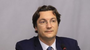 По думите му в рамките на своя мандат Гешев много пъти е уронил престижа на съдебната власт. Министърът допълни, че ВСС има основания да се самосезира.
