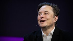 
Новият главен изпълнителен директор ще поеме длъжността в Twitter Inc., която неотдавна промени името си на X Corp., през следващите седмици, каза Мъск. Той не посочи име. Въпреки това Wall Street Journal съобщи - позовавайки се на свои източници - че Линда Якарино, ръководител на рекламния отдел на NBCUniversal, е водила преговори за поста.