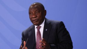 Южноафриканският президент Сирил Рамафоса отвърна на обвиненията на американски пратеник, който твърди, че Претория е предоставила на Русия военна помощ по време на конфликта в Украйна.
