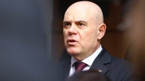 
Става дума за членовете на Прокурорската колегия на Висшия съдебен съвет, които са избрани от парламента, тоест от представителите на партии, които в момента коментират и подкрепят искането за освобождаването на Гешев, лансирано от Мария Габриел. 