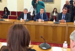 
Мария Габриел отговори, че според нея дефицит от 3% е постижим за 2024 г., което е важно за присъединяването ни към еврозоната. Поети са единствено ангажименти да не се орязват социални плащания.