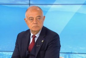 
    "Те са се хванали гуша за гуша, заплашват се да се убиват, заявяват, че се страхуват едни други. Ние а дадохме брифинг в парламента и заявихме че СГП, която наблюдава това разследване, би трябвало да го изземе от НСлС и да го възложи на други разследващи органи, които не са заинтересовани".