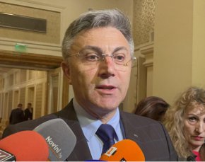 
"А в момента в България дори виждаме нещо повече - задават се на хоризонта поредните шести ненужни предсрочни парламентарни избори. От тази гледна точка аз задавам въпроса - кой печели от тази ситуация изобщо в България и на Балканите."