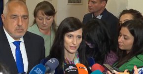 
Запитана дали от ГЕРБ-СДС биха подкрепили правителство с втория мандат, Мария Габриел каза: „Не виждам политическата логика в такова решение”.

 
