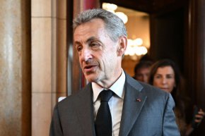 

Днес съдът реши да не уважи жалбата му и потвърди присъдата от три години затвор, две от които условно. За оставащата една година Саркози ще носи електронна гривна, вместо да лежи в затвора.