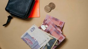 Инфлацията в момента е 10,1%, което означава, че стоките са средно с 10% по-скъпи, отколкото преди година. Разследването установява, че 29% от хората с ипотека и 34% от наемателите е трябвало да увеличат изплащаните суми през последните 6 месеца.