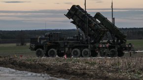 
Не е ясно коя част от Patriot е била повредена и дали е била повредена от действителен ракетен удар или от падащи отломки. Украинците заявиха, че във вторник сутринта успешно са прихванали всичките шест руски ракети "Кинжал". 