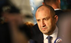 
“Не коментирам втори, трети мандат преди да е изтекъл първият”, заяви пред журналисти президентът Румен Радев. „Ние следваме строго конституционната процедура”, подчерта той. “Бъдещият кабинет трябва да почива на ясни принципи, да следва ясни приоритети и програма”, добави държавният глава.