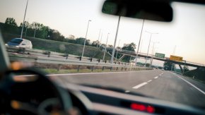 
Мостът „Газела“ е част от международния път Е-75, препоръчваме на шофьорите и автомобилните превозвачи, в този интервал от време, да използват околовръстния път на Белград (от София - излизане от автомагистралата при Бубан поток и включване в автомагистралите за Загреб и Будапеща при пътен възел „Добановци“), апелират от МВнР. 