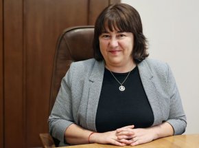 „Все още не са сключени договори между МФ и медии за реализиране на дейности, заложени в комуникационната стратегия за информиране за приемането на еврото и съответно не са извършвани плащания към тях”, добави тя.