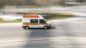 
В болница са транспортирани 19-годишният шофьор и другият спътник, който е на 15 години. Момчето е в тежко състояние, то е било до шофьора. Пътниците от другата кола - 47-годишна жена, 12-годишно момче и бебе на 1 година и 10 месеца, всичките от село Ковачево, също са в болница.