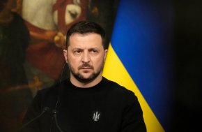 
"Защото когато човек е далеч, отвъд океана или някъде другаде, той невинаги усеща и разбира какво се случва тук, в нашата страна", добави той. "Именно физическото присъствие на нашия президент е изключително, изключително важно на такива събития".