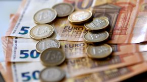 
От партията напомниха, че има събрани подписи за провеждани на референдум за запазване на българския лев. "Възраждане" настоява БНБ да прекрати всички разговори с европейските институции до провеждането на референдума.
