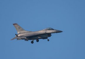 Изтребител F-16 Fighting Falcon разпъва шасито си, за да се приземи на военното летище на САЩ в Шпангдалем на 7 февруари.  Harald Tittel/picture alliance/Getty Images