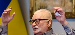 Той разкрива, че пенсията му е 11 000 злоти (приблизително 2640 долара), което изданието определя като "наистина гигантска" в сравнение със средната пенсия за страната от 2700 злоти.