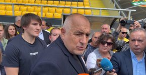 
„Поздравявам лидерите и на „Да, България”, и на партията на „Промяната”! Съветвам ги да не четат и да не гледат сайтове и телевизии, докато направят правителство. Защото тези, които биха казали нещо срещу такъв кабинет, работят за сриване на цялата политическа система”, заяви Борисов.