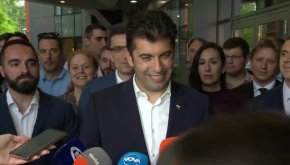 
"Ние ще успеем да сменим тях или те ще разбият нас и България", каза Петков.