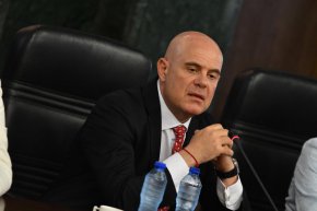 3.    Какво са договорили с това с „посолство“, „посолства“ цитираните две лица?