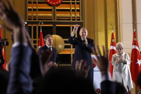Ердоган пя пред 330 000