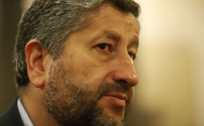 
"За мен тази конституционна реформа е първият, най-важен тест, ако тя се случи, кабинетът може да работи неограничено време", посочи съпредседателят на ДБ.

