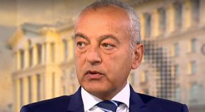 “Това, което всички гледаме – не само българските граждани, но и нашите чуждестранни партньори, показва уродливото лице на политическия цинизъм, Той може да бъде описан с алабализми, но всъщност говори едно. Че искат да вземат държавата на концесия”, коментира той.