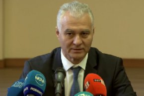 
Позицията е трябвало да представи министър Генчовска, обясни Тончев. Хамид Хамид от ДПС също повтори, че се предполага, че съветникът, от който е изтичала класифицирана информация към РСМ, е Весела Чернева.
