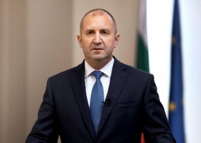 
По отношение на преговорите за съставяне на кабинет, Радев каза, че България трябва да има редовно правителство. Твърди, че то трябва да бъде нормално, да почива на ясни, демократични принципи и най-вече - да работни за България.