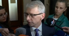 
Каза още, че с ГЕРБ си нямат доверие, но може да има доверие на Мария Габриел. Разговорите с нея винаги вървят конструктивно, каза Денков.