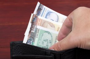 
Крайно време е да се увеличи началната работна заплата на учителите, които излизат от университетите, каза Такева. Исканото увеличение е 1900 лв.