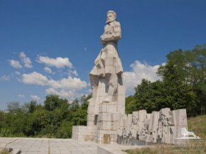 
    "И наш дълг днес е не само да опазим чиста паметта им, но и да ги следваме в делата им. Поклон пред паметта на героите! Да живее България!", пише още държавният глава.

 