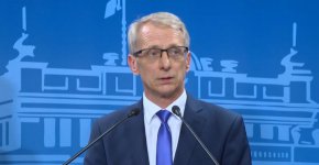 "Новината от вчера е, че имаме състав на кабинет, това е окончателният списък. В пинеделник в 11 часа връщаме мандата", заяви акад. Николай Денков.