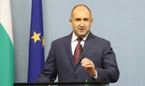 Румен Радев

"Спомняте си как ПП бяха окупирали социалните мрежи, за да вдъхновяват своите последователи, че ГЕРБ са мафията и трябва да бъдат изтрити от българската политика. Днес те споделят властта с ГЕРБ", коментира Румен Радев.