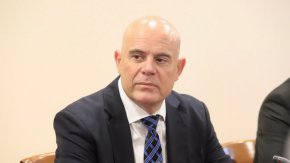 
Главният прокурор Иван Гешев внесе в Народното събрание допълнителни материали към искането за сваляне депутатския имунитет на Бойко Борисов. Те са във връзка с т.нар. дело "Барселонагейт" и съдържат протокол за претърсване и изземване на имот, одобрен с определение от Софийския  градски съд, с който са иззети документи и електронни устройства.