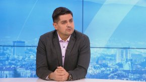 
След изказването си Василев застана пред банките на депутатите от ДПС и размени остри реплики с Карадайъ и Пеевски.

 