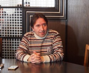 

На 51-годишна възраст, след дълго боледуване, почина актьорът и директор на Видинския театър Дейвид Славчев.

Дейвид е роден на 14 юли 1971 г. Първите си крачки в актьорската кариера прави на сцената на Младежкия театър, когато е едва на осем години в пиесата "Не събуждайте госпожата".

Следват участия в детски програми по Българската национална телевизия.

През 1991 г. е приет в НАТФИЗ в класа на проф. Стефан Данаилов.

След завършването му продължава кариерата си в "Софийския пътуващ театър" и "Младежкия театър".

Зрителите го познават добре и в превъплъщението му на репортер, част от екипа на предаването "Господари на ефира".

От 2018 г. до 2022 г. е директор на Видинския драматичен театър.

Поклон пред паметта му! 