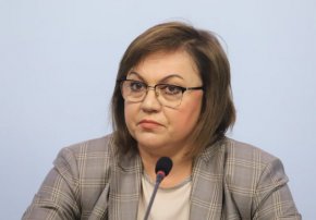
Според Нинова е правилно да бъде изслушан главният прокурор Иван Гешев пред правната комисия в Народното събрание. Социалистите не са обсъждали все още идеята за промени в конституцията, с които да се премахне фигурата на главния прокурор. Ако ги поканят на разговор за конституционни промени, ще се отзоват, стана ясно още от думите на председателя на БСП. 