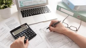 
Освен това започнаха да коментират еднократната помощ за ученици, записани във втори, трети и четвърти клас по чл. 10а от Закона за семейни помощи за деца за учебната 2023/2024 г. да е в размер на 300 лв.