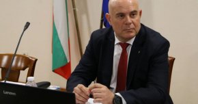 От прессекретариата на държавния глава Румен Радев съобщиха, че предложението на Пленума на ВСС за предсрочното освобождаване на главния прокурор се разглежда.
