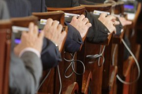 
Партията на Костадин Костадинов редовно дава рамо на Доброто в пленарната зала и извън нея, показват гласуванията в 49-ото НС. Това се случва когато ГЕРБ/СДС отказват подкрепа за предложенията, които прави ПП/ДБ, а те все пак минават благодарение на гласовете на Възраждане. Подобна картина се наблюдава както в НС, така и в парламентарните комисии. 