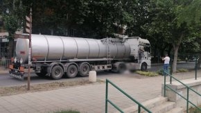 Около 12:40 ч. на кръгово кръстовище в Айтос тежкотоварен камион е блъснал пресичаща на пешеходна пътека жена. Тя е загинала на място
