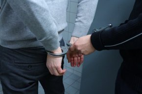 Обвиняемият е задържан за срок до 72 часа.